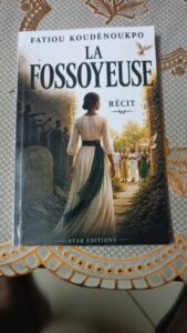 Au-delà du folklore : la société béninoise mise à nu dans La Fossoyeuse de Fatiou Koudenoukpo